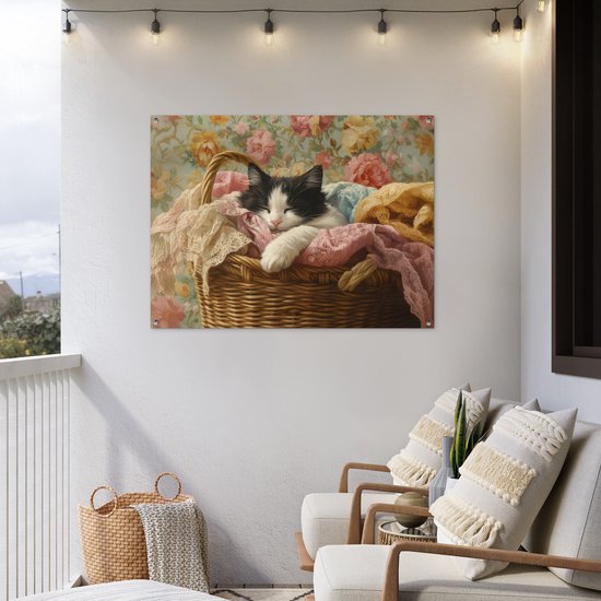 Tuinposter 120x90 cm - Tuindecoratie Kat - Bloemenprint - Rieten mand - Poster voor in de tuin - Buiten decoratie - Schutting tuinschilderij - Tuindoek muurdecoratie - Wanddecoratie balkondoek