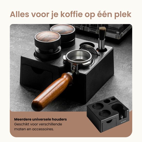 Zwart tamper station met houten tamper en portafilter, tekst: Alles voor je koffie op één plek.