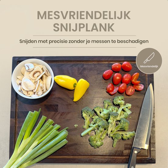 Mesvriendelijke snijplank met groenten en een mes. Snijden met precisie zonder je messen te beschadigen.