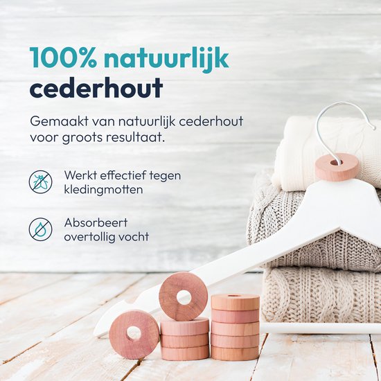 100% natuurlijk cederhout tegen motten en vocht. Cederringen op een witte kledinghanger bij gebreide kleding.