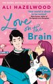 Boekcover van 'Love on the Brain' van Ali Hazelwood. Een man met zwart haar draagt een vrouw die hem bij zijn stropdas trekt. Roze en blauwe illustratie.