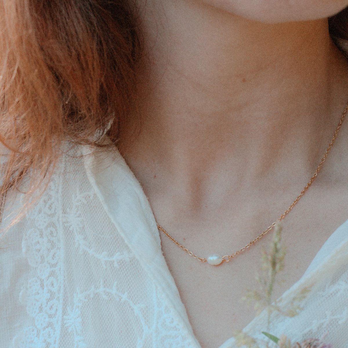 Ava&Imber Minimal Parel Ketting Zoetwaterparel Stainless Steel (RVS) - Gouden Parelketting Minimalistisch voor Vrouwen in Sieradendoosje Cadeauverpakking