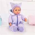 Een baby-pop in een paars, zacht pakje met bijpassende muts met oortjes. De muts en de kraag hebben witte fleece voering.