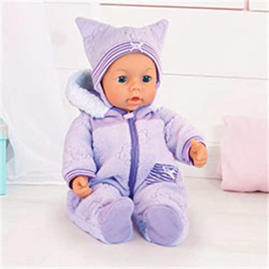 Een baby-pop in een paars, zacht pakje met bijpassende muts met oortjes. De muts en de kraag hebben witte fleece voering.