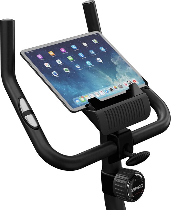 Zwart hometrainer stuur met een tablet erop waarop een thuis-scherm wordt weergegeven.