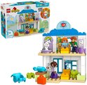 LEGO Duplo dokterscentrum met 3 poppetjes, waaronder een dokter, en een patiënt op een stoel.