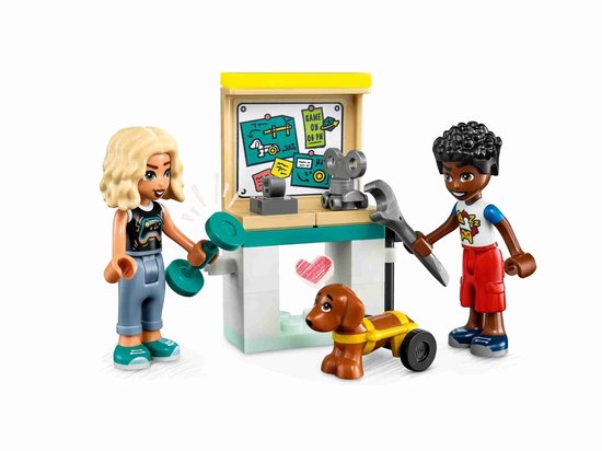 Een LEGO Friends speelset met twee minipoppetjes, een hondje, een werkbank, weegschaal en gereedschap.