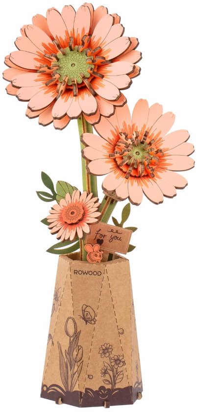 Houten bouwpakket met lichtoranje gerbera's en groen hart, in een bruine vaas met bloemenprint.