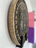 Goudkleurige Bitcoin-munt met "BITCOIN DIGITAL MONETARY METALS" tekst en gedetailleerd circuitpatroon.
