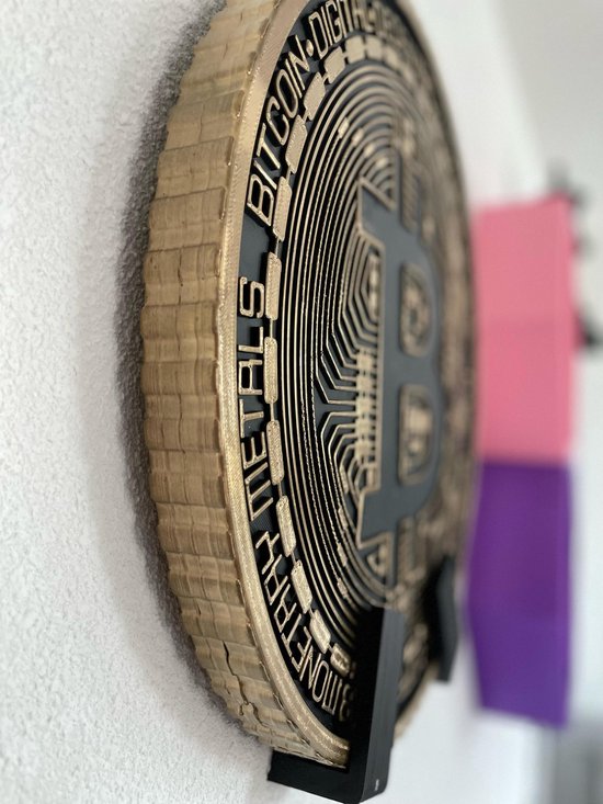 Goudkleurige Bitcoin-munt met "BITCOIN DIGITAL MONETARY METALS" tekst en gedetailleerd circuitpatroon.