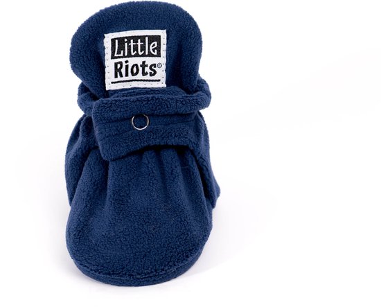 Donkerblauwe fleece babyslofjes van Little Riots, van voren gefotografeerd.