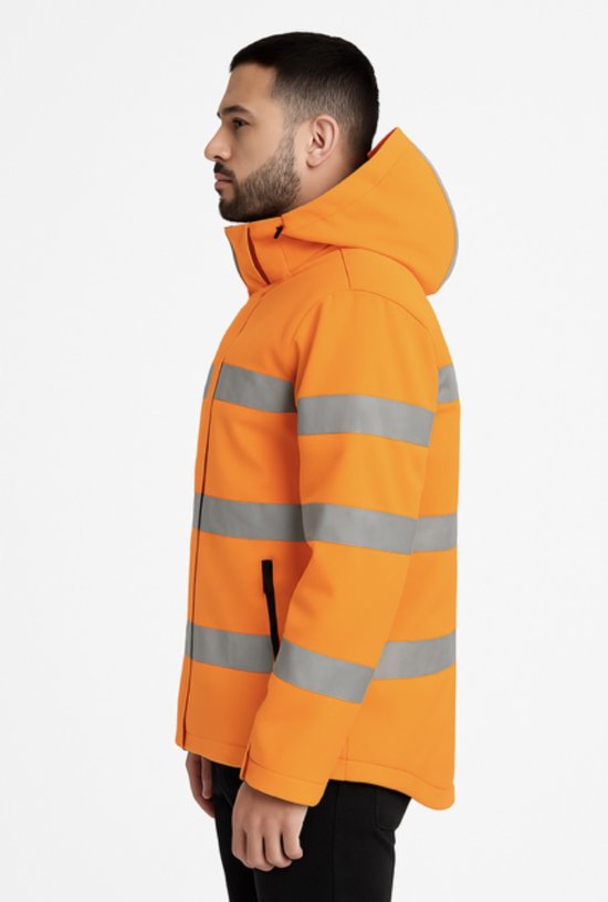 Man in fluor oranje jas met reflecterende strepen op de mouw en zijkant.