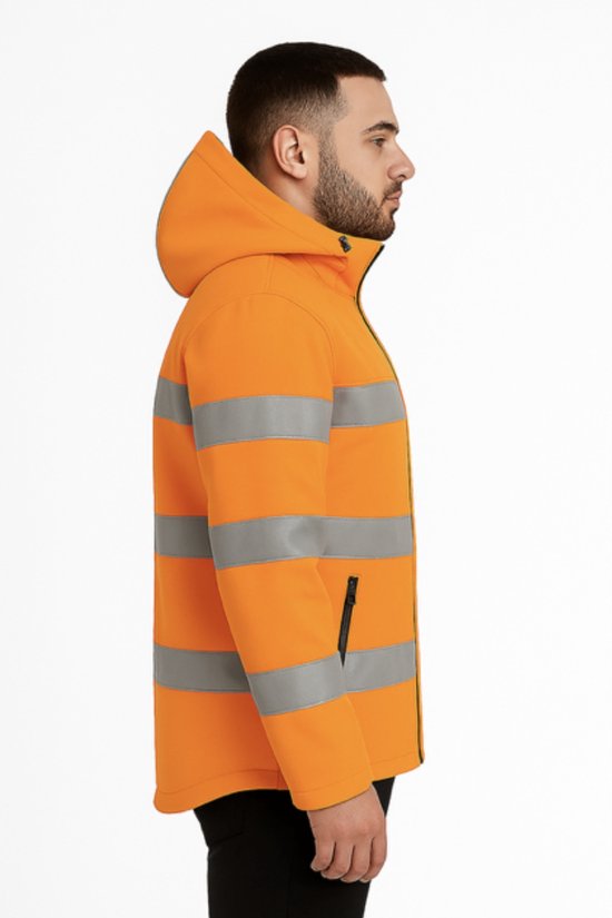 Man in fluor oranje jas met reflecterende strepen op de mouw en zijkant.