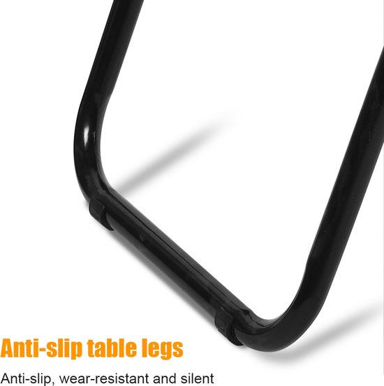 Detail van de anti-slip poten van een zwarte laptoptafel, met schaduwen op de achtergrond.
