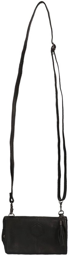 Zwarte leren clutch met korte polsband en franjes, hangend aan een schouderband