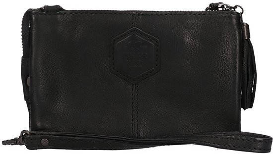 Zwarte leren clutch met polsbandje, franjes en een zeshoekig label.