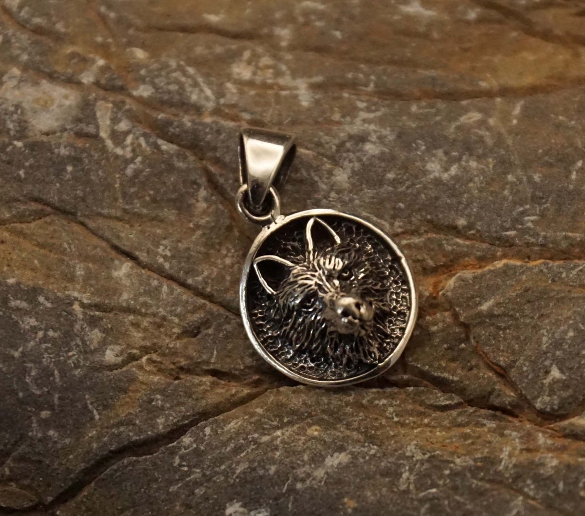 925 Zilveren hanger wolvenkop op ronde schild - Sterling zilveren bedel voor aan een ketting van wolvenkop - zilver hanger cadeau voor dieren vriend - mooie hanger wolf op rond schild - 925 zilver hanger wilde dieren - hanger zilver wolf