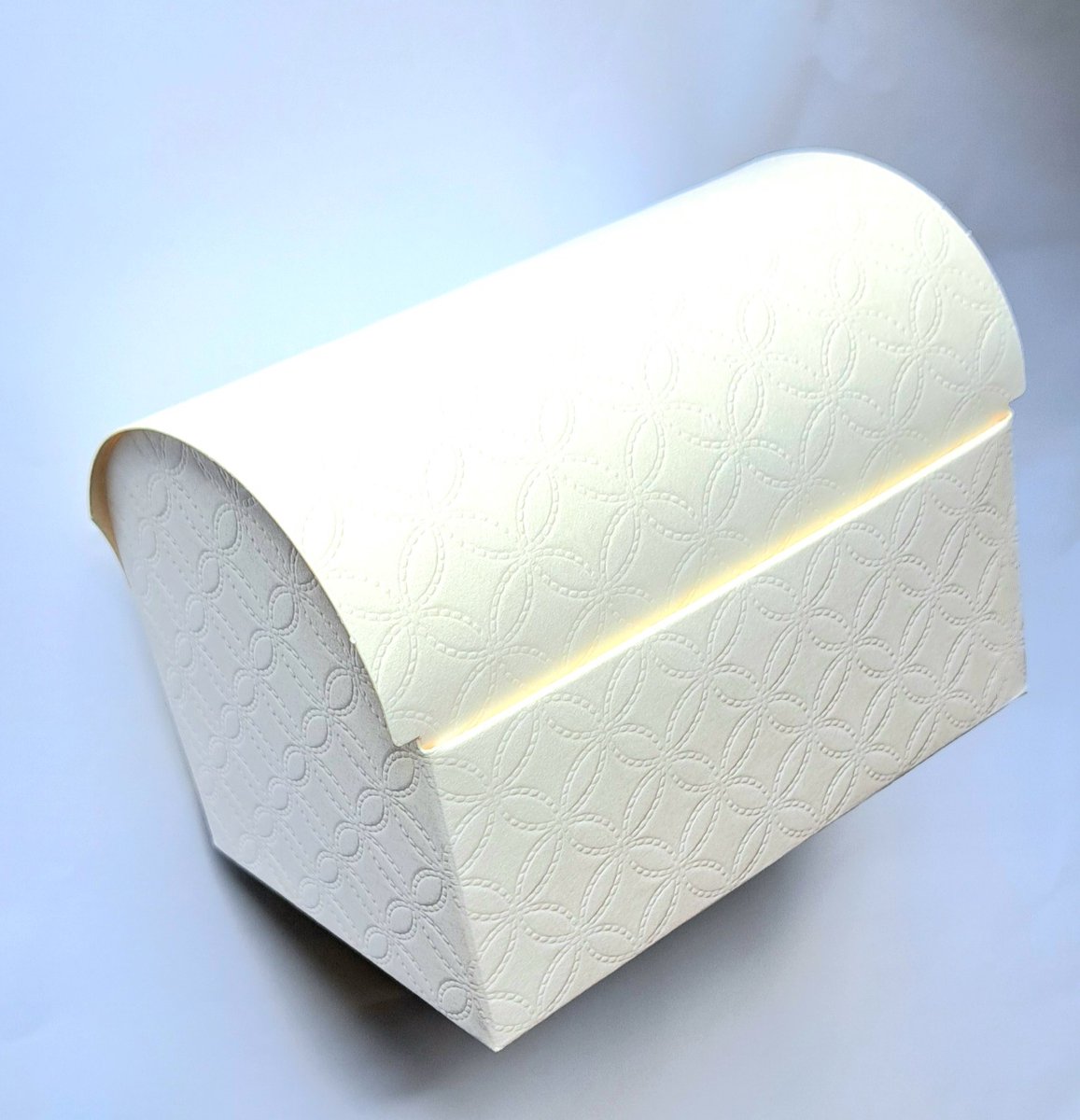 12 grote cadeau-doos met KRUIS-PATROON schatkist-vorm traktatie-doos voor snoepjes of bonbons of koek om uit te delen bij verjaardag, huwelijk, babyshower of doop.