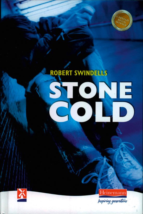 Livre 'Stone Cold' de Robert Swindells, avec une image sombre d'une personne piégée. Carnegie Medal Winner.