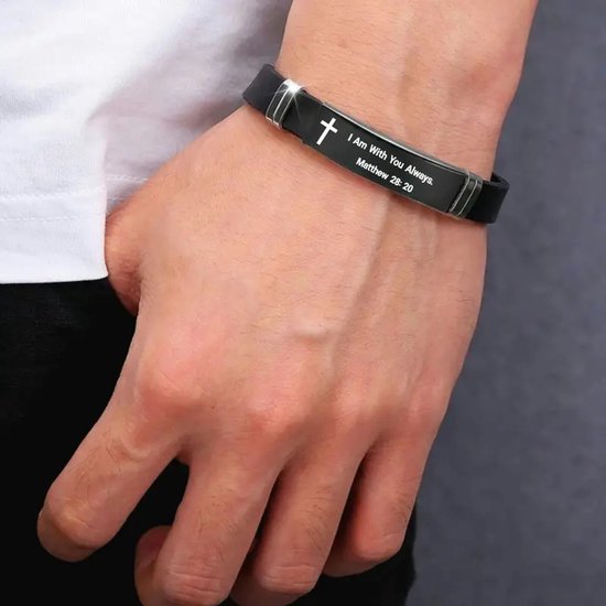 Man draagt een zwarte siliconen armband met RVS accenten, kruis en tekst 'I Am With You Always. Matthew 28:20'.
