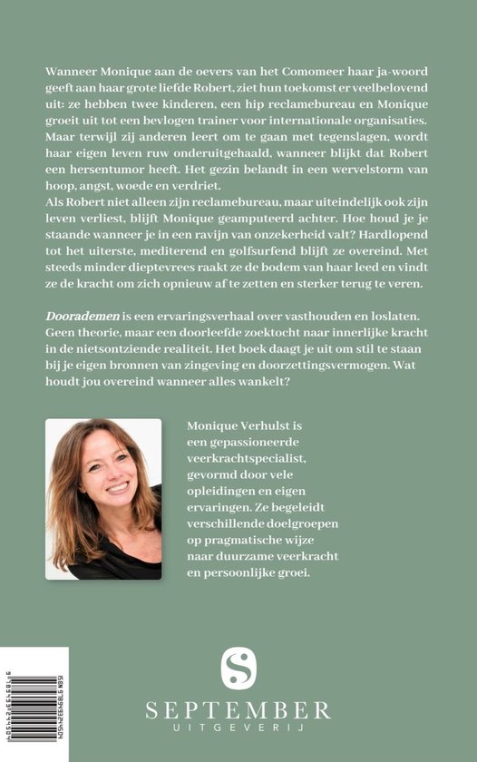 Achterflap boek 'Doorademen' met foto van Monique Verhulst, tekst en uitgever September Uitgeverij.