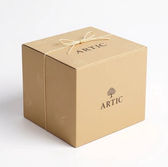 Een vierkante, goudkleurige geschenkdoos met subtiele bladerenprint en het Artic logo. De doos is dichtgebonden met een touwtje.