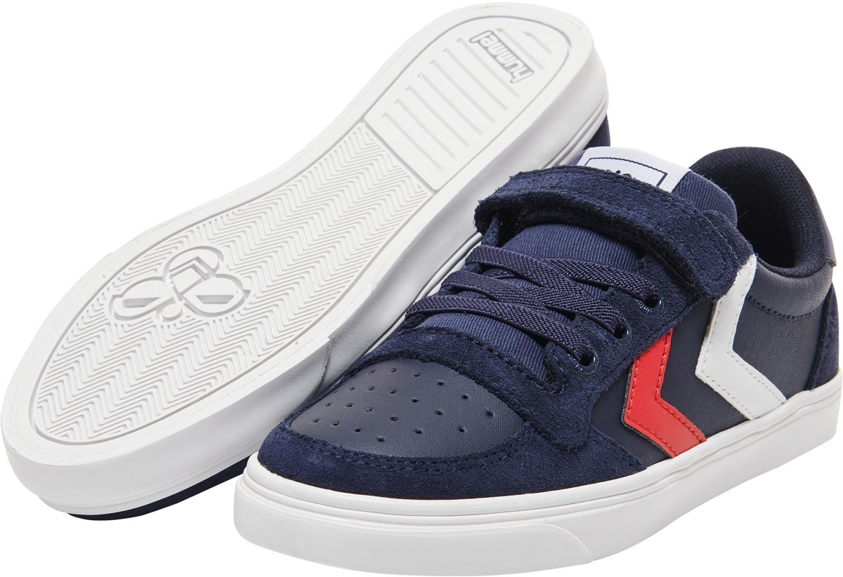 Hummel Kids Trainers Slimmer Stadil Leather Low Jr in navy met leren en suède bovenwerk, klittenbandsluiting en stevige z...