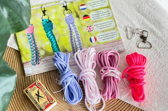 Little Creations DIY pakket - Macramé sleutelhanger (2 stuks) - Roze - Hobbypakket volwassenen - Knutselpakket voor volwassenen - Creatief diy pakket