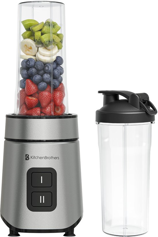 Zilverkleurige KitchenBrothers blender met een beker vol fruit, naast een lege beker.