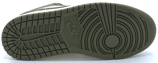 Olijfgroene buitenzool van een Nike Air Jordan sneaker met Nike-logo in het midden.