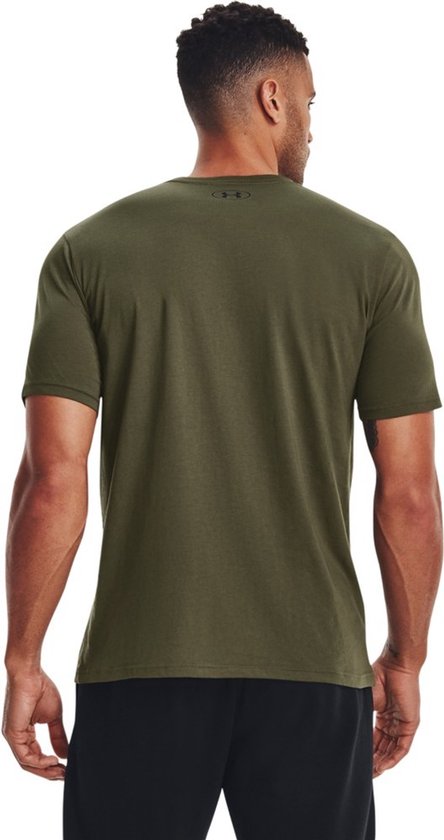 Gedetailleerde achterkant van een olijfgroen sportshirt met een Under Armour logo op de nek.
