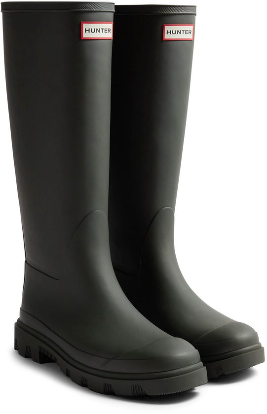Een paar donkergroene Hunter regenlaarzen, hoog model, met rode Hunter logo's aan de zijkant.