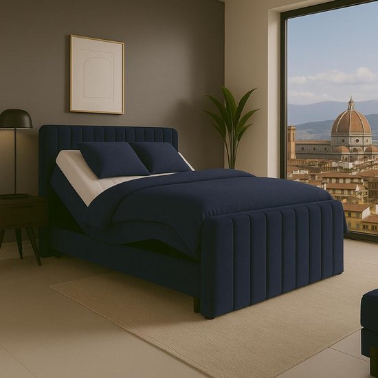 Elektrisch verstelbare boxspring met een donkerblauw gestreept hoofdbord en ombouw. Twee donkerblauwe kussens op een wit laken.