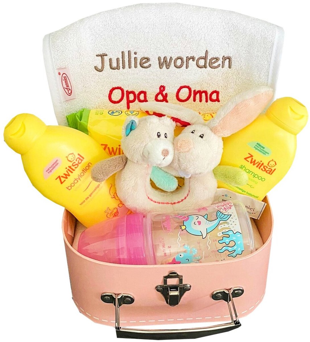 Koffertje gevuld met baby artikelen - roze - 20cm