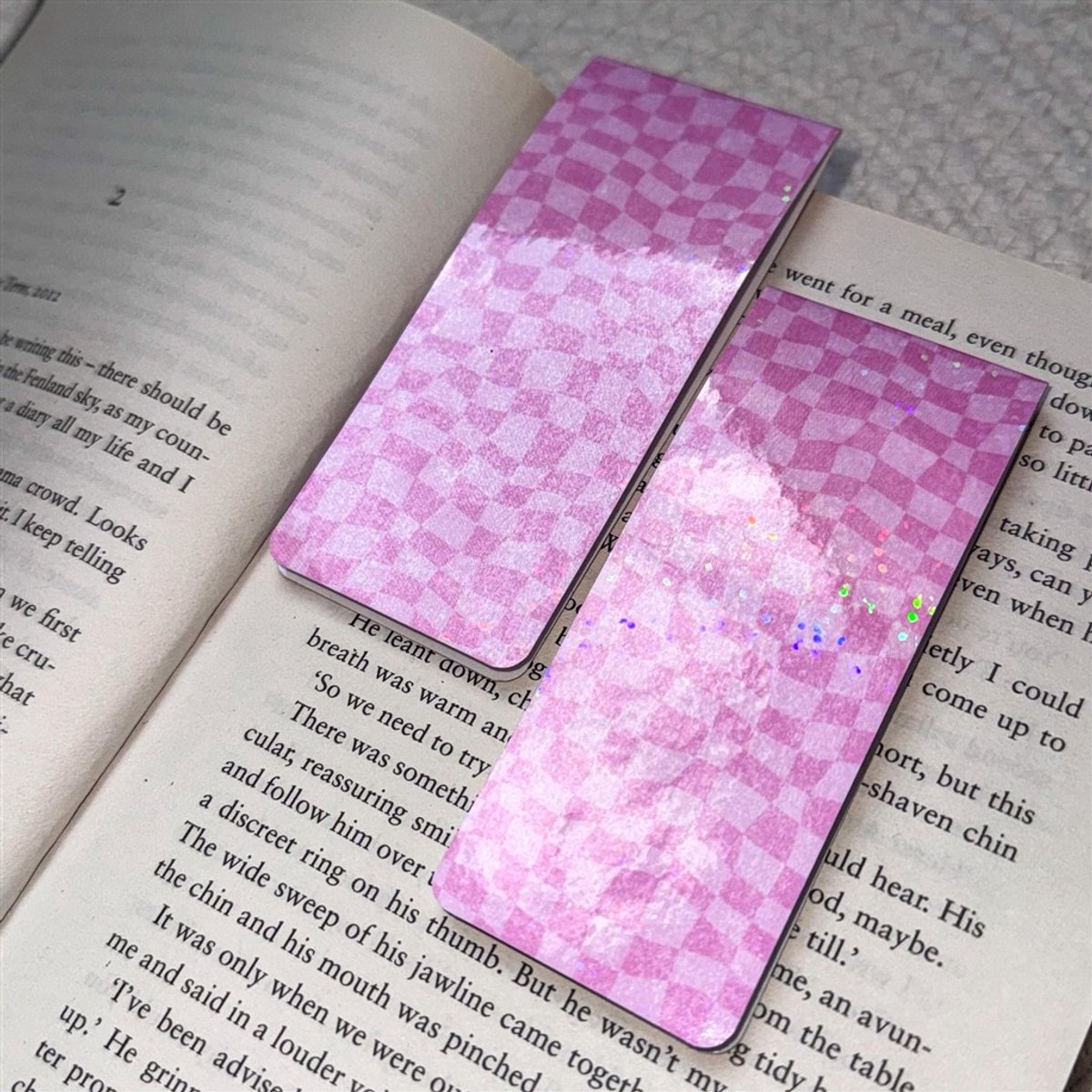 Roze Geruite Magnetische Boekenlegger – Holografische Glans – Checkered Design – Handgemaakt – Nook & Note