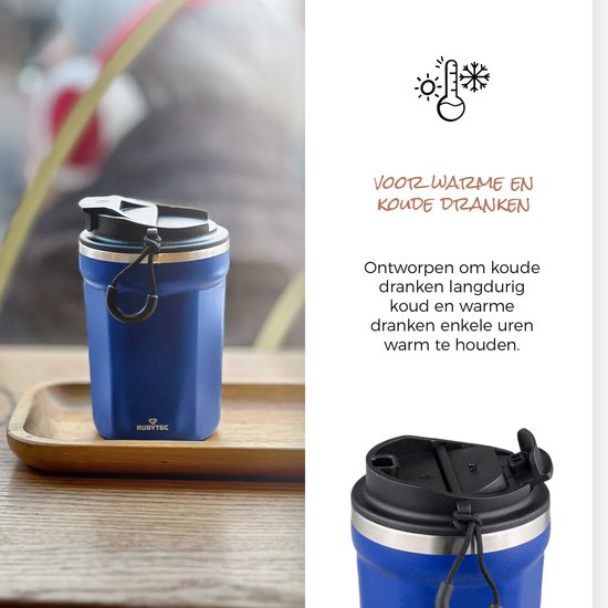 Blauwe Rubytec beker op een houten dienblad, met gesloten deksel.
