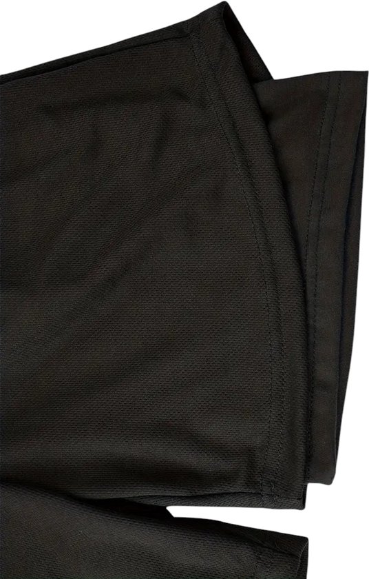 Détail du short de sport noir à double couche, montrant le tissu et les coutures.