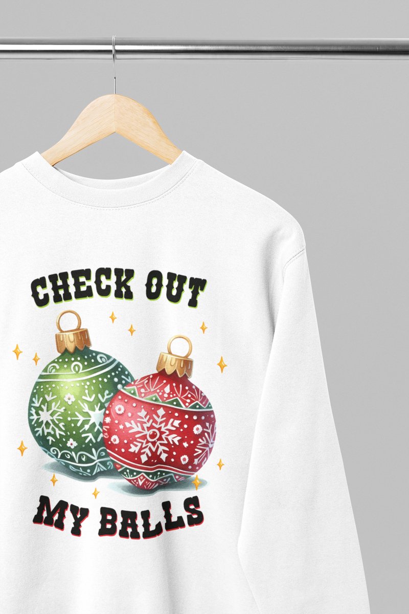 Foute kersttrui - Check out my balls - Wurban Wear | 18+ | Grappige sweater | Leuk cadeau | Unisex sweater | Oversized sweater | Kersttrui heren | Foute kerstkleding | Kerst sweater | Kerst diner | Kersttrui dames | Foute kersttruiendag 2025 | Wit