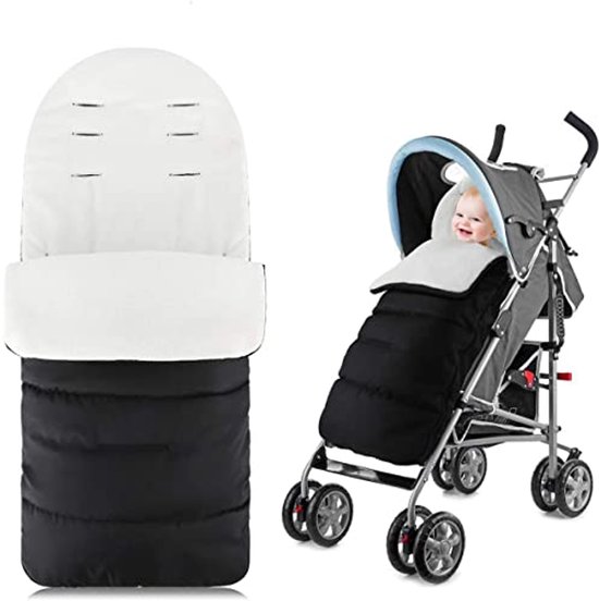 Zwarte en witte voetenzak, deels opgevouwen en naast een kinderwagen met baby.