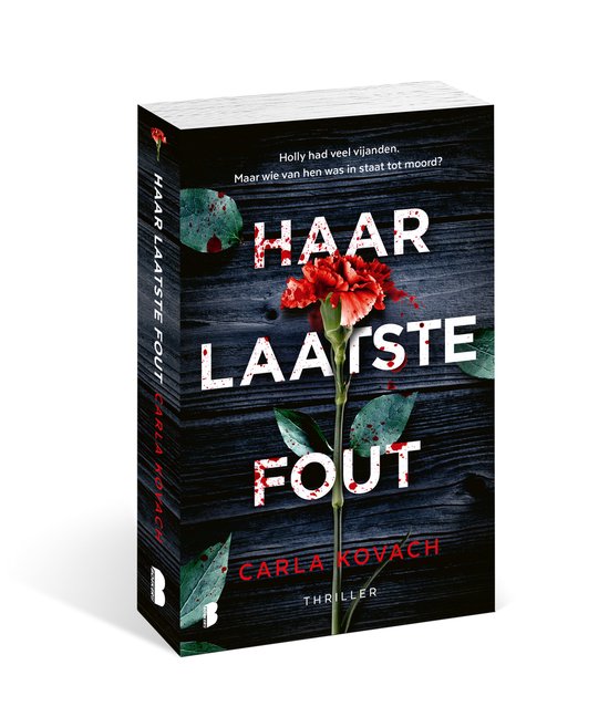 Boekomslag van 'Haar laatste fout' van Carla Kovach. Een rode bloem en bloedspetters op een houten achtergrond. Titel: HAAR LAATSTE FOUT.
