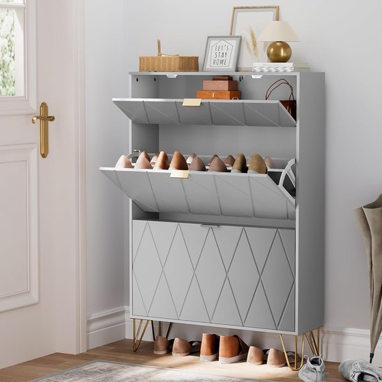 Grijze schoenenkast met ruitpatroon, gouden poten. De vakken voor schoenen zijn geopend.