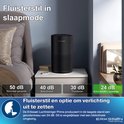 Zwarte Erikssøn luchtreiniger op een nachtkastje, fluisterstil met 24 dB.