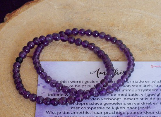 Bracelet de perles d'améthyste violettes avec une carte indiquant 'Améthyste'.