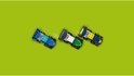 Trois voitures LEGO Duplo F1 : Alpine, Aston Martin et une voiture jaune à rayures.