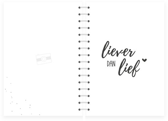 Open invulboek met de tekst "liever dan lief" en een camera-icoon aan de ene kant, en een lege pagina aan de andere kant.