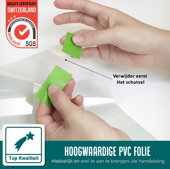 Handen verwijderen het groene schutvel van een hoogwaardige PVC-folie.