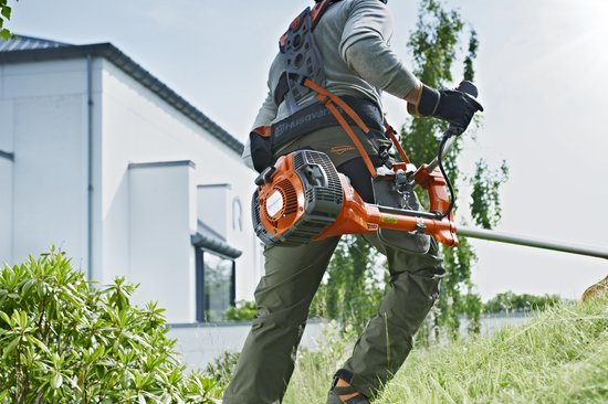 Husqvarna 135R benzinebosmaaier met bullhorn-handgreep - 34,6 cm³ X-Torq-motor, 47 cm maaibreedte, inclusief maaidraad, grasmes en dubbele riem van Husqvarna — afbeelding 2