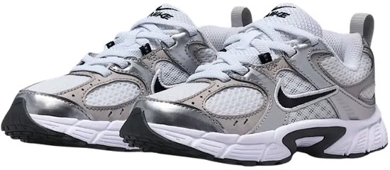 Wit met zilverkleurige accenten, Nike sneakers met zwarte swoosh. Van voren gezien.