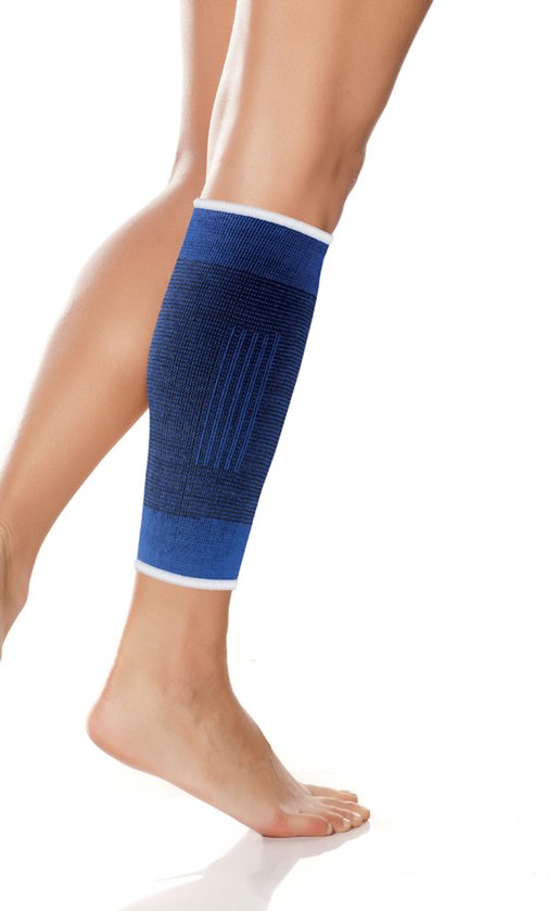 Blauwe Lifemed kuitbandage met zwarte accenten en witte boorden, gedragen om het onderbeen.
