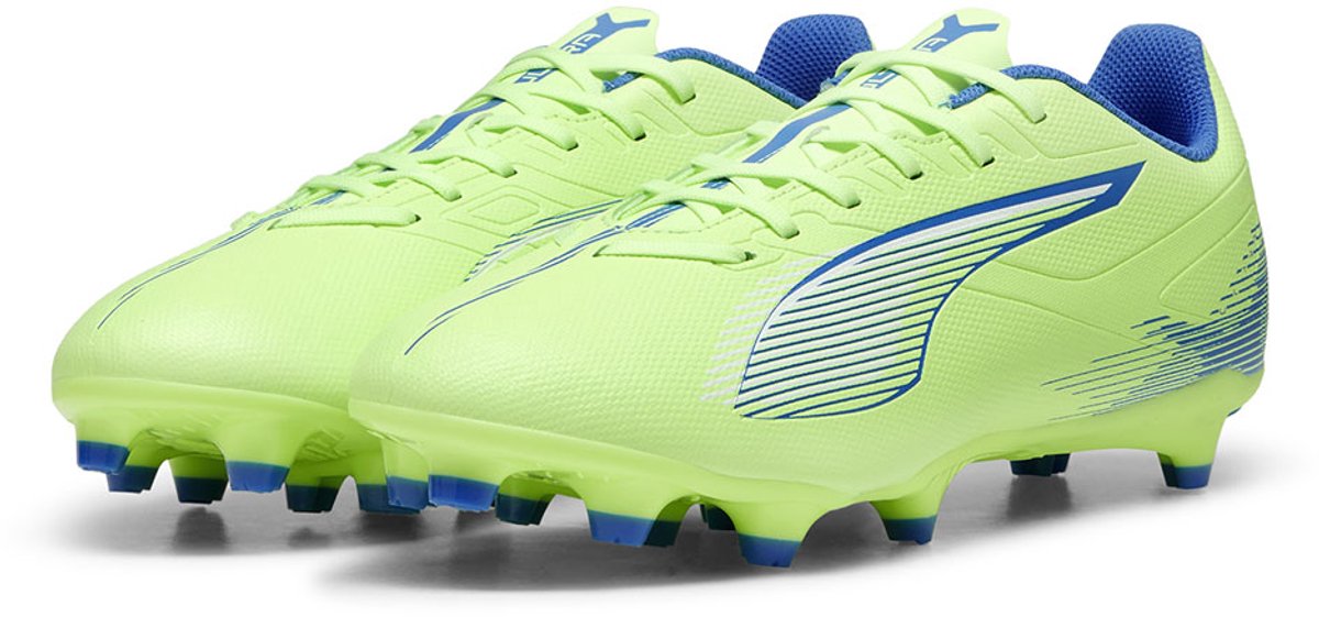 Groene Puma Ultra 5 Play FG/AG voetbalschoenen in maat EU 44, met blauwe accenten en een gestroomlijnd ontwerp.